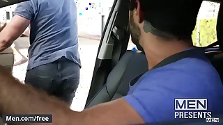 Hunk dude &lpar;Justin Matthews&rpar; fucked by &lpar;Tobias&rpar; on the sex hack - Men&period;com