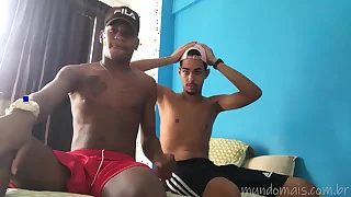 Primos leg&iacute;timos fazem putaria no quarto sem camisinha