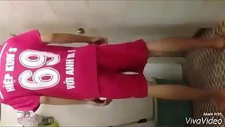 Vietnam boy mắc t&egrave; xử lu&ocirc;n ra quần mới mua